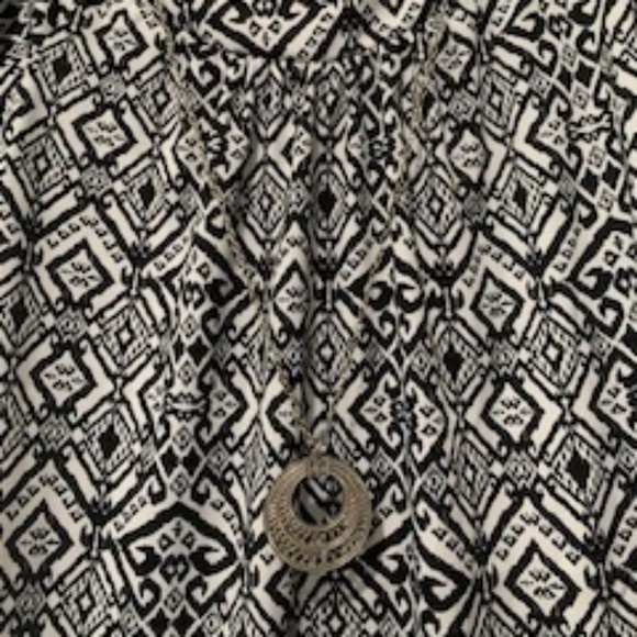 Black and White Print Top, Featuring Short, Ruffled Sleeves, With Pendant - Picture 4 of 6